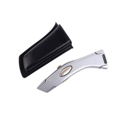 Retractable blade utility knife with holder